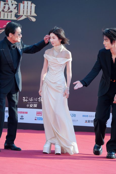 张子枫红毯上与梁家辉等前辈的哪些互动细节展现了温情？