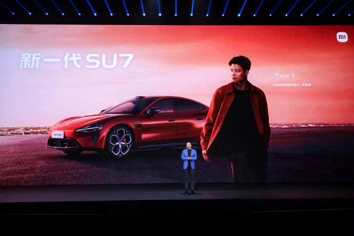 小米此次启用“双SU”代言组合，对品牌形象和市场策略有何影响？