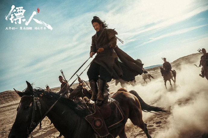 吴京和于适对在新疆实景拍摄《镖人》有什么样的感受和看法？