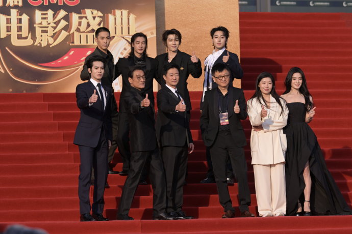 于适红毯谦让C位引网友调侃