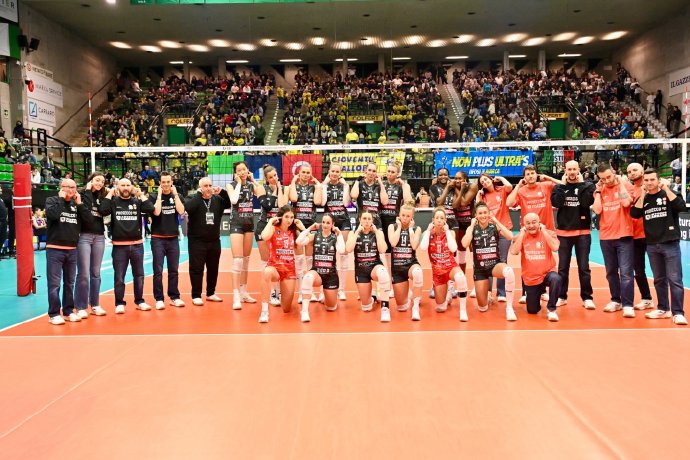 朱婷在女排欧冠1/4决赛对阵土耳其泽仁体育的比赛中数据表现如何？