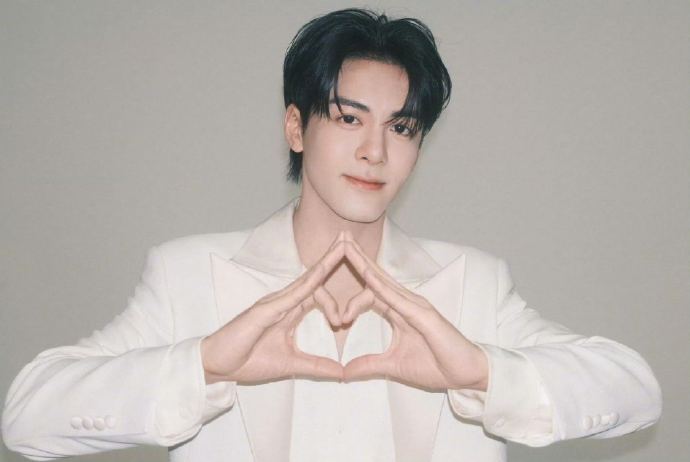 曾舜晞自曝用AI当“夸夸机”，直面行业焦虑获全网共鸣