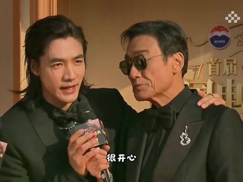 梁家辉红毯夸赞此沙俊美，笑称演父子需配漂亮老婆