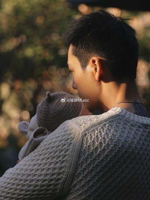 公众对陈伟霆何穗这次低调的同框主要有哪些反应？