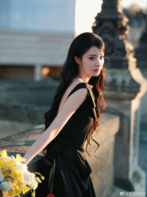 王楚然在巴黎时装周的造型是如何融合东方气韵与西式剪裁的？