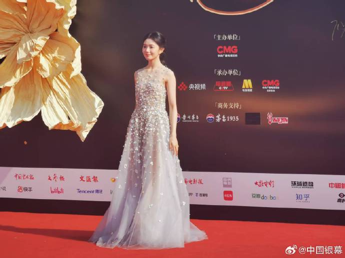 刘浩存CMG盛典红毯穿碎珠长裙惊艳亮相