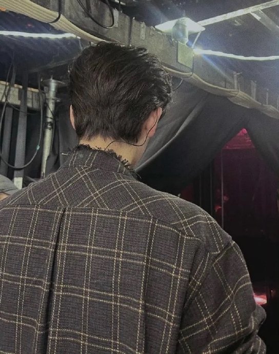 胡先煦暴瘦引热议，白金发色更添清冷感