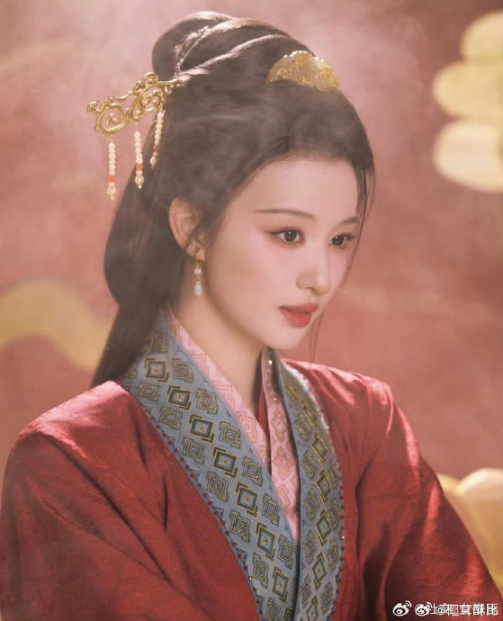 网友们对于韩安冉点评王楚然杨采钰这件事主要持什么态度？