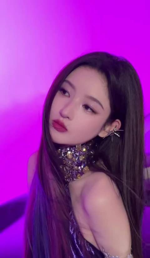 王玉雯冷艳千金妆配紫色流光裙亮相，钻石点缀贵气十足