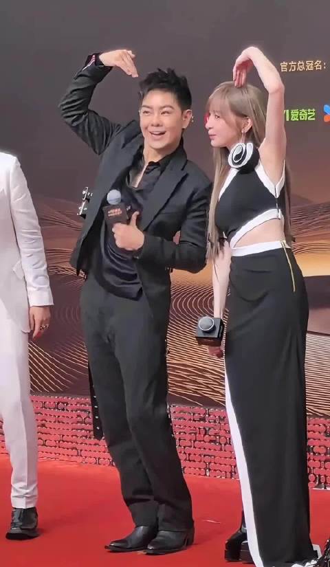 两人同台，49岁林志颖和43岁王心凌，状态都像20岁，他们这保养真的绝了绝了