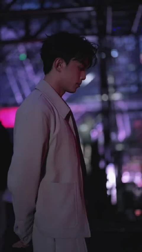 吴磊发布会坐躺玩睡尽显松弛