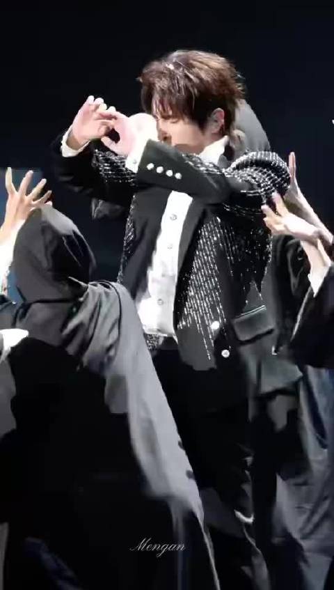 张远演唱会30秒换装堪比F1换胎