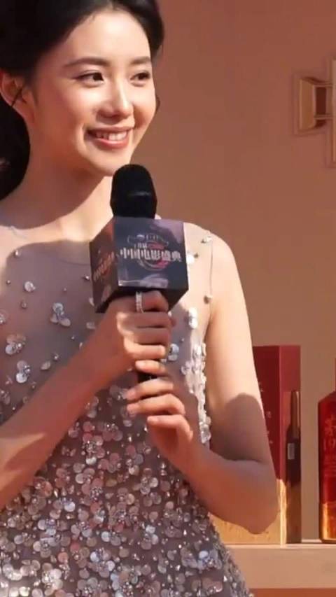 刘浩存亮相中国电影盛典红毯，将表演皮影戏舞蹈