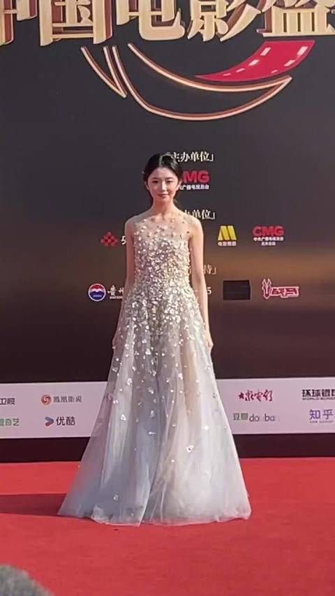 刘浩存浅色碎珠长裙亮相抬手遮阳光好明媚