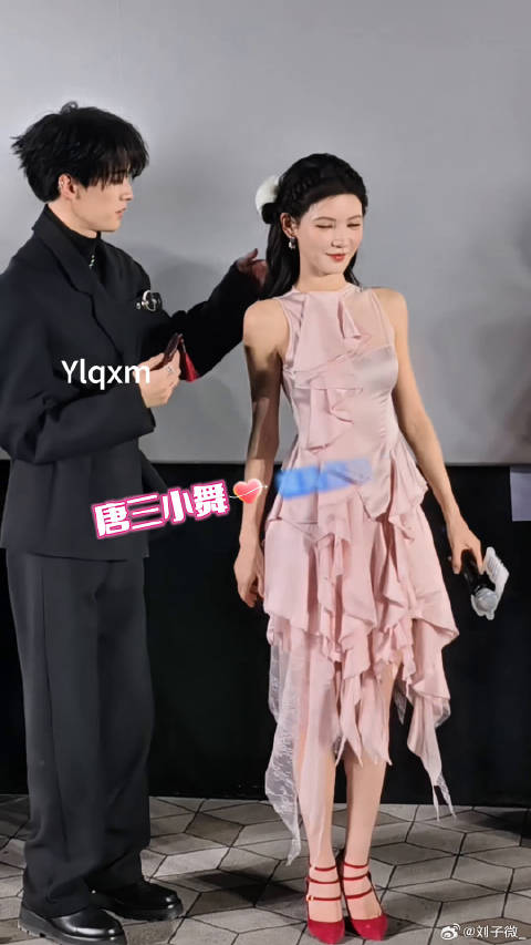 周翊然为张予曦梳头再现三舞cp名场面