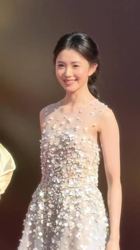 刘浩存亮相首届CMG中国电影盛典，编发和头饰好美