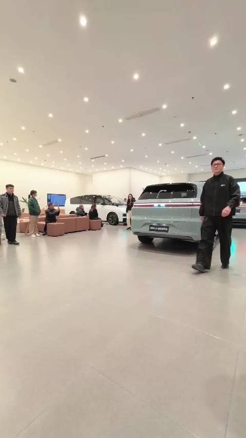 黄圣依今天提了理想i8， 看起来现场阵仗还挺大， 这是准备官宣代言了吗？