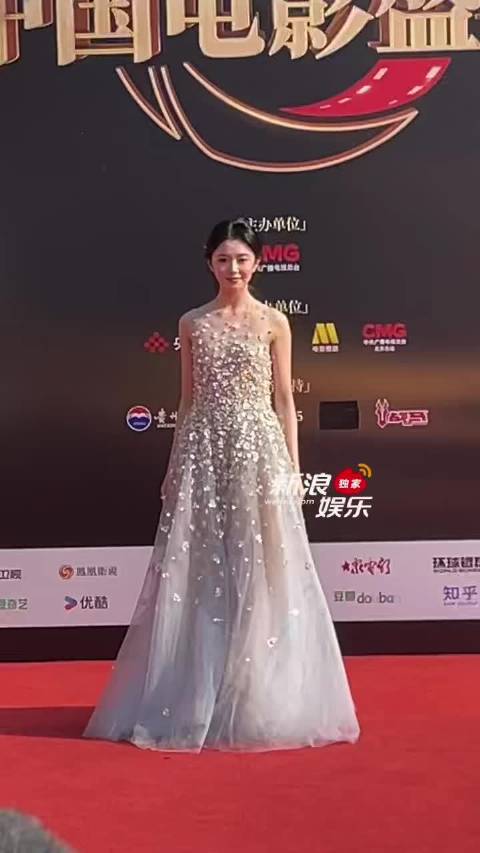 亮相CMG红毯，春日女神