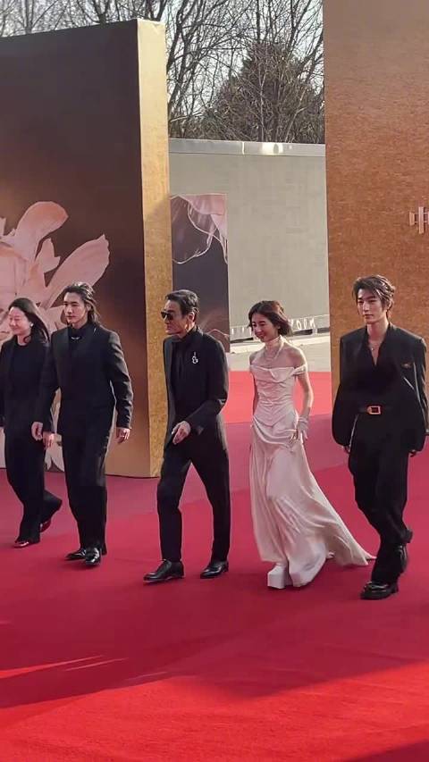 《捕风追影》剧组梁家辉、张子枫、此沙、林秋楠亮相