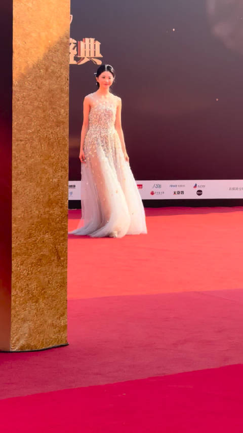 存妹刘浩存 今天造型好春天啊～头上都是蝴蝶花花cmg中国电影盛典红毯