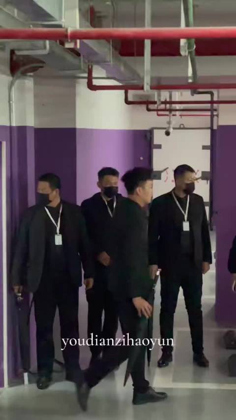 胡先煦上海路透生图曝光，白金发色被赞天选白狐少主