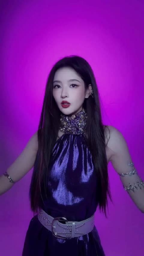 王玉雯银饰紫裙造型惊艳亮相