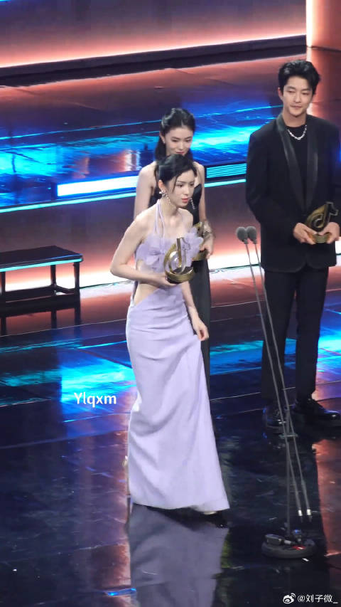 周也刘浩存同框 刘浩存 美女同框领奖好养眼微博VC计划