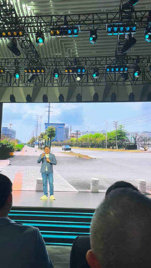 新阿维塔12的飞坡表现，贴地、没有多余的回弹