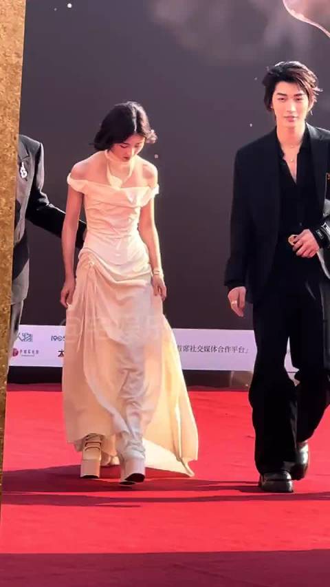 张子枫亮相CMG中国电影盛典，一袭白裙好美！子枫妹妹真的好瘦呀