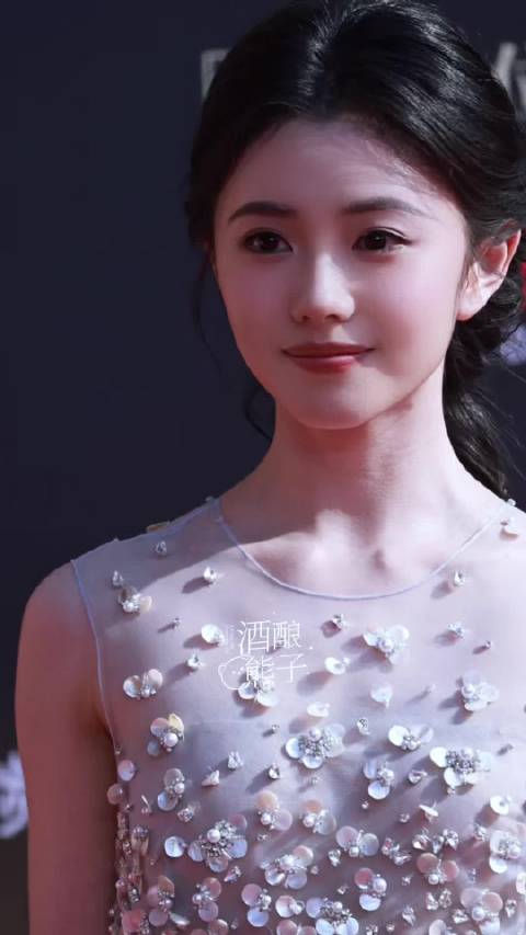 抬头那一下好漂亮啊刘浩存，今天是花仙子