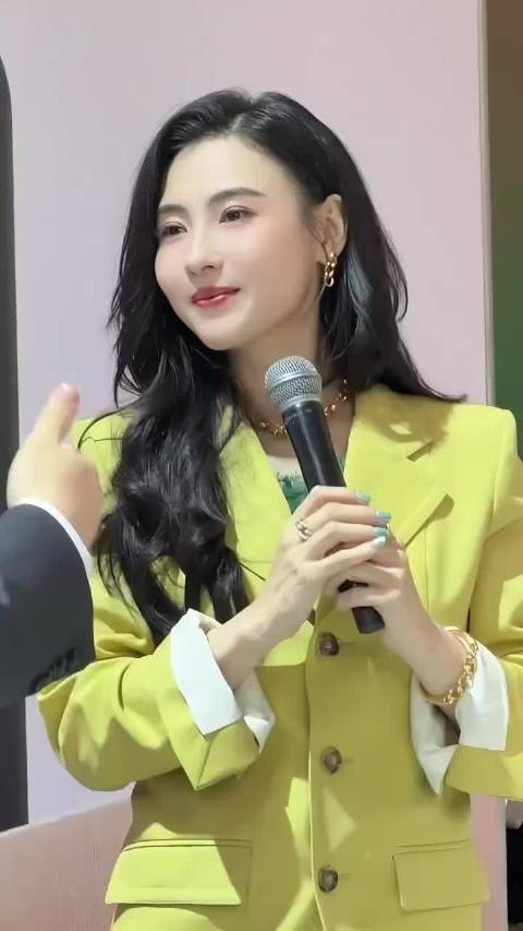 45岁张柏芝状态宛如春日繁花，优雅自信魅力不减