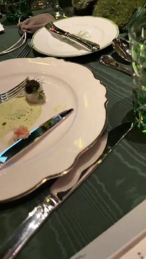 王玉雯手部特写引热议，修长手指搭配甘露寺美甲