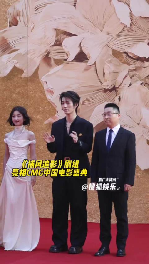 张子枫褶皱裙希腊神女来的 张子枫 你美成这样