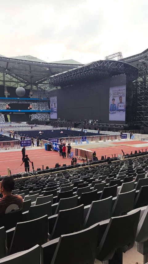 王菲，我来了！ 吃饱喝足，坐等中