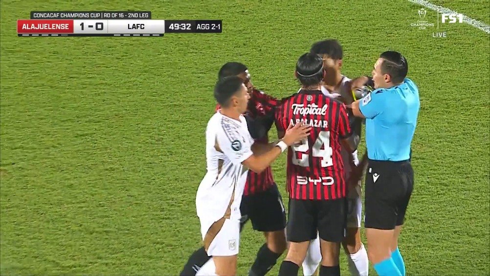 洛杉矶FC前锋孙兴慜遭飞铲后非常愤怒！