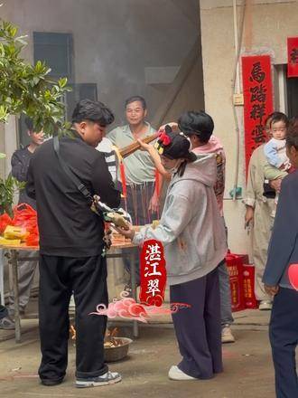 全红婵正盯着哥哥的包包瞧