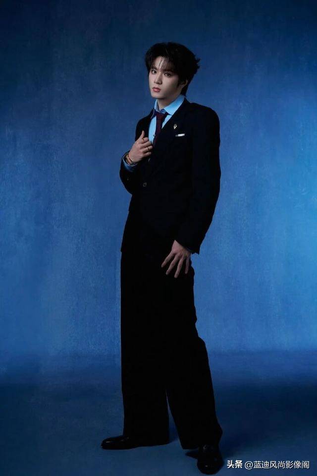 刘耀文微博之夜内场：暗纹西装裹身，复古里藏着清俊少年气