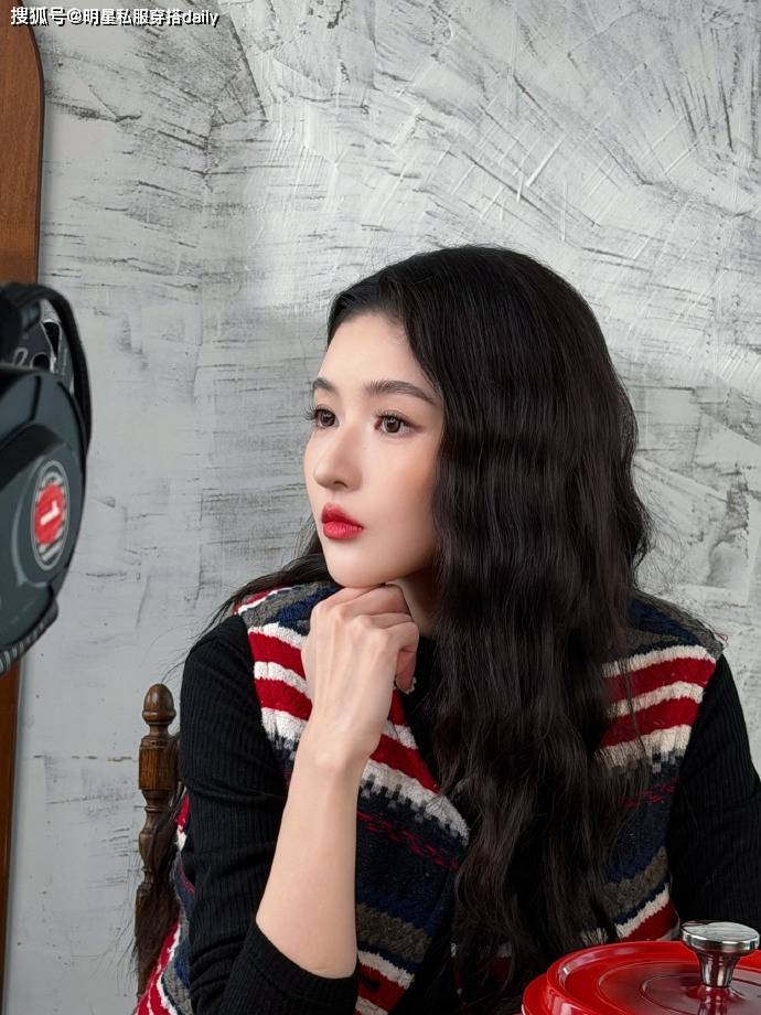 看了王玉雯2套冬日穿搭，才发现，基础色搭小面积亮色，减龄时尚