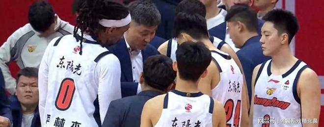 被三分绝杀，广东男篮92-93江苏，赛后揪出两大混子