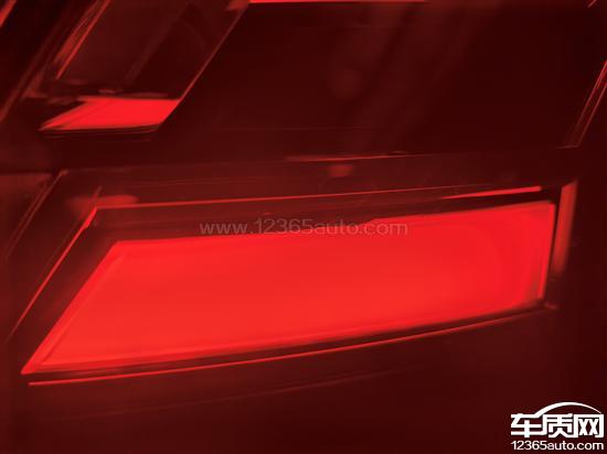 一汽奥迪Q5L大灯内部有异物 尾灯开裂