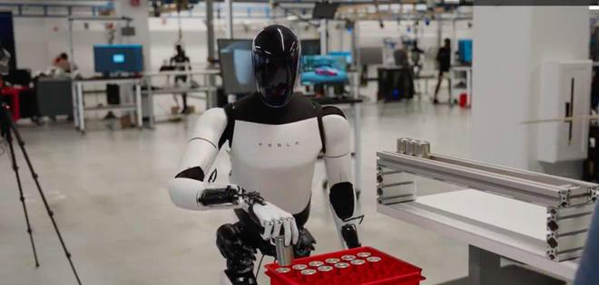 “进厂打工”的机器人、即将发布的Robotaxi，藏着特斯拉的野心与危机｜钛度车库