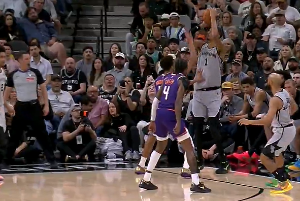 恐怖天赋！文班底线接球不作调整，直接手起刀落三分命中