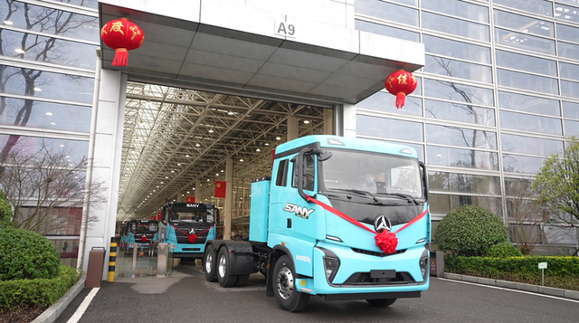   这是2月24日拍摄的三一智联重卡产业园列队下线的车辆。（受访者供图）