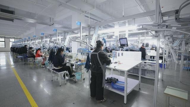   湖南圣菲达服饰有限公司新厂房生产线。（受访者供图）