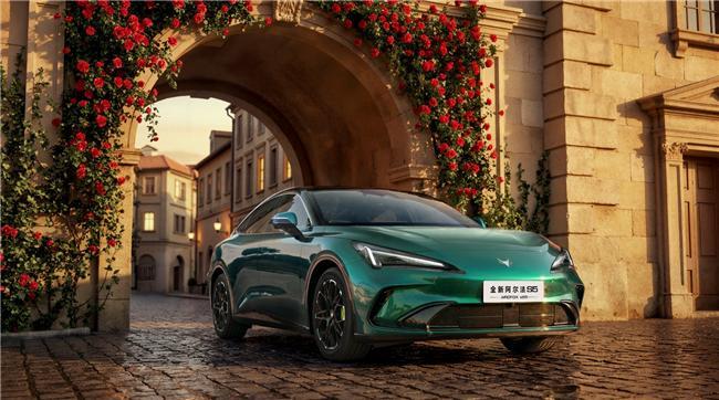 极狐全新阿尔法S5上市，智能驾驶与舒适内饰双升级