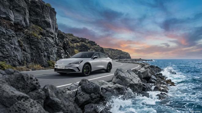 极狐全新阿尔法S5上市，智驾普惠标配城区NOA