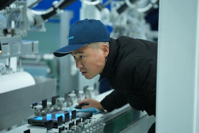   楚天科技工程师在组装调试设备。（受访者供图）