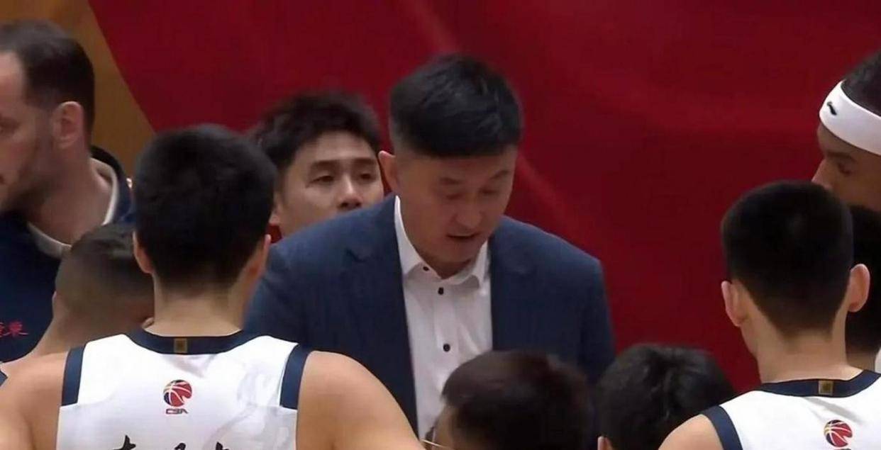 杜锋最怕的事发生了！焦泊乔比赛中意外扭伤，被队友架着离开，王少杰一人扛起所有