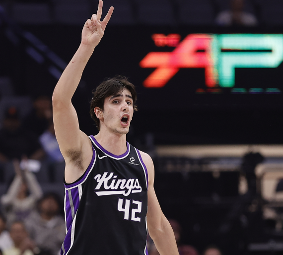 雷诺成为国王队史上第四位连续多场砍30+的新秀球员