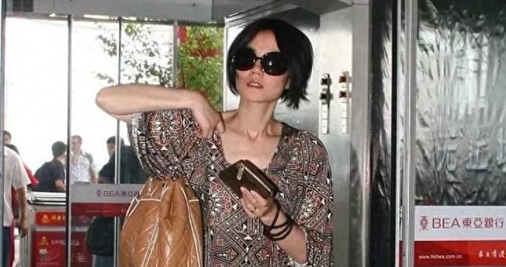 “王菲”真不把自己当明星！穿大妈裙+凉鞋，这打扮差点认不出